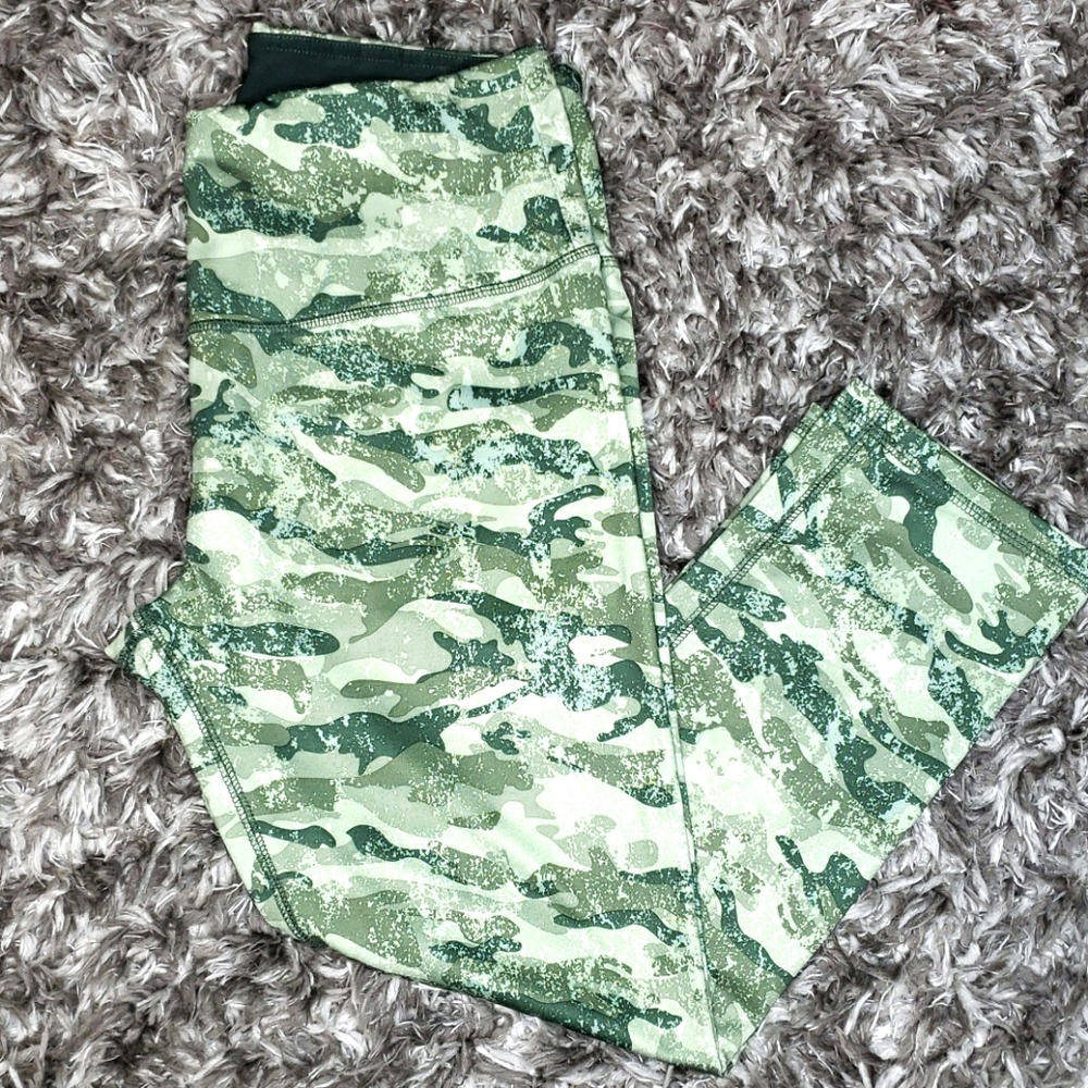 2/$15 Camo Active leggings cropped